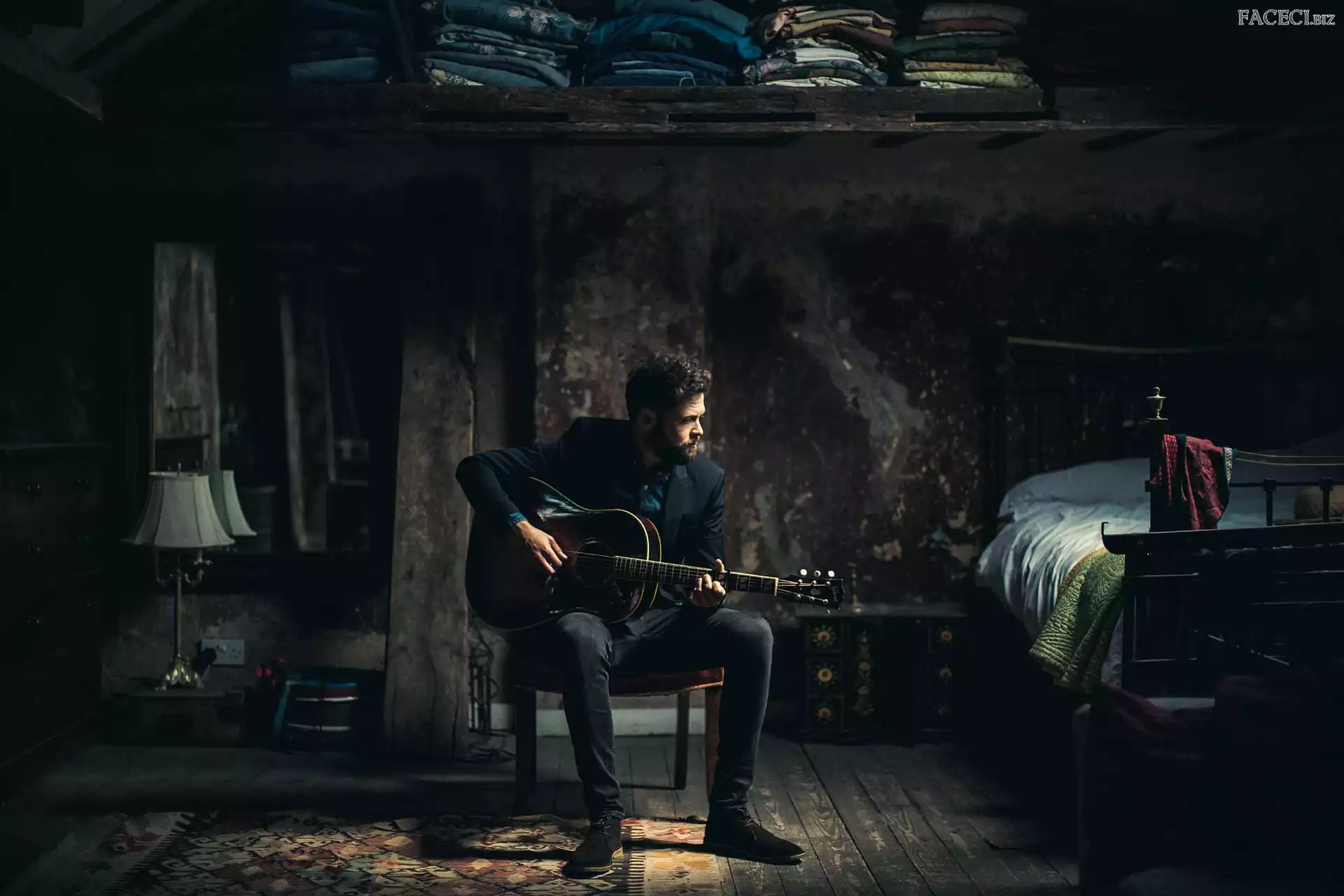 Piosenkarz, Wnętrze, Mike Rosenberg, Gitara